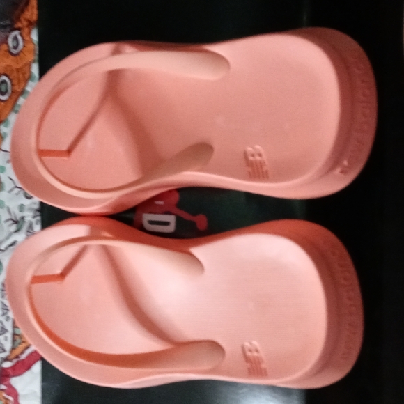 Women New Balance flip flops - Picture 2 of 4